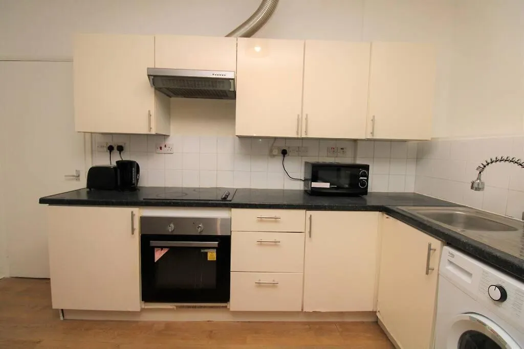 Ideal 2 Bed Flat Close To City Apartment London