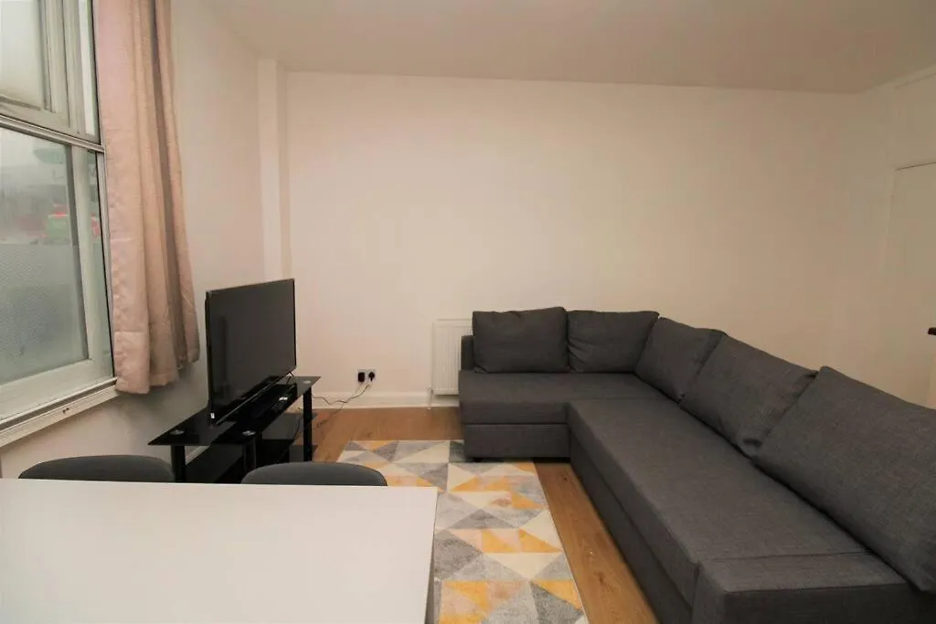 Ideal 2 Bed Flat Close To City Apartment London