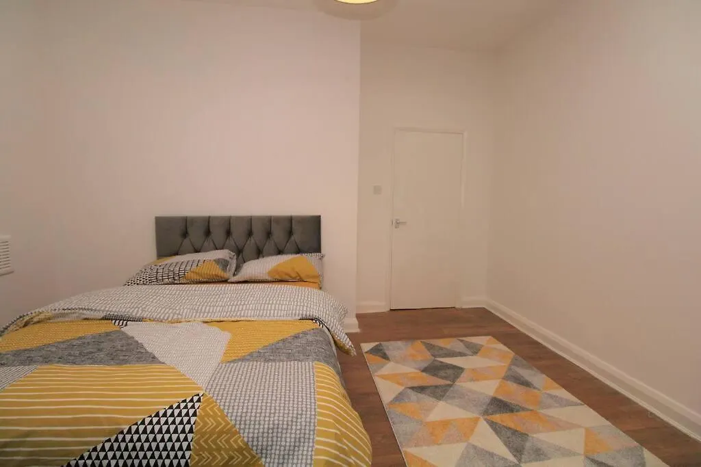 Ideal 2 Bed Flat Close To City Apartment London