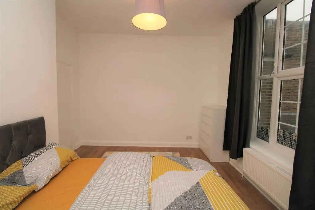 Ideal 2 Bed Flat Close To City Apartment London