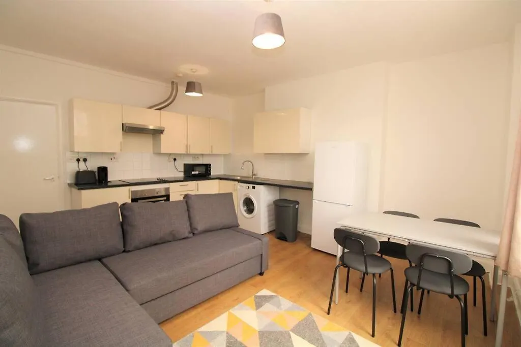 Ideal 2 Bed Flat Close To City Apartment London 0*,