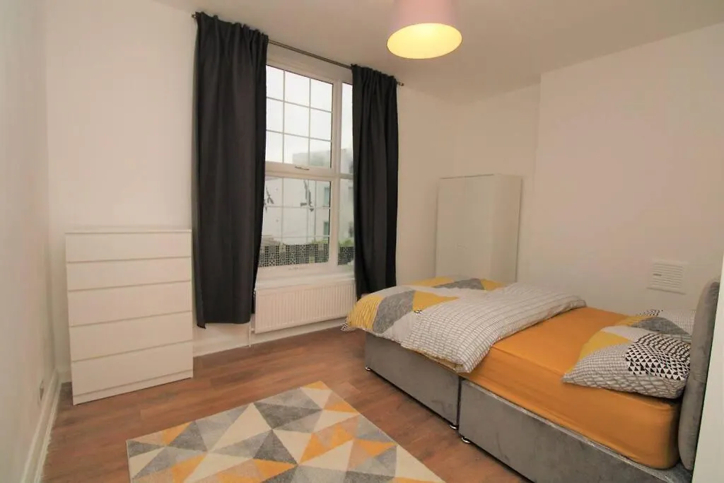 Ideal 2 Bed Flat Close To City Apartment London