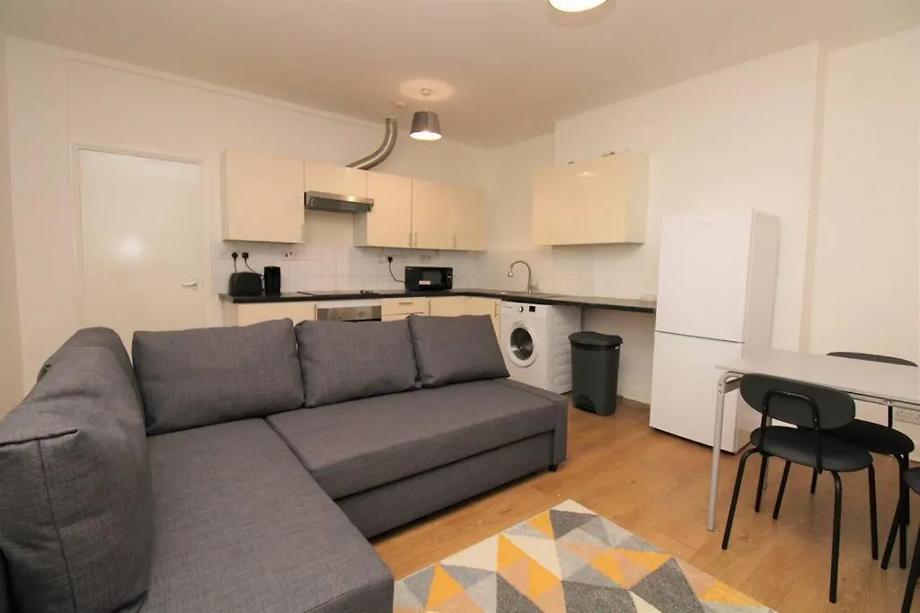 Ideal 2 Bed Flat Close To City Apartment London